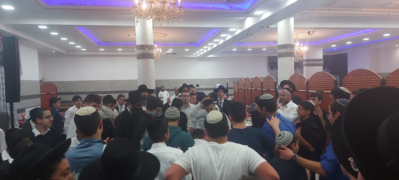 המרקדים משמחים בבית כנסת